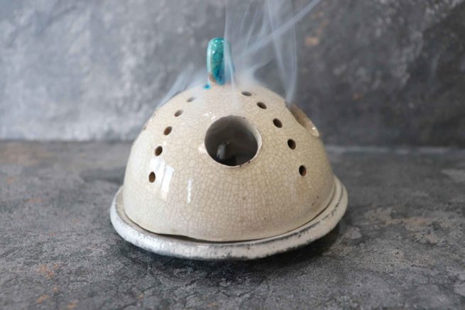 Brucia incenso bianco turchese a forma di campana, originale porta candela in ceramica artistica raku