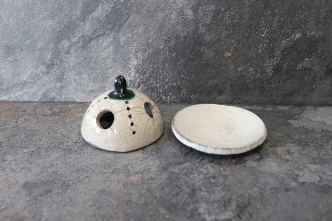 Portacandela artigianale raku campana bianca con manico verde bottiglia, originale brucia incenso artistico