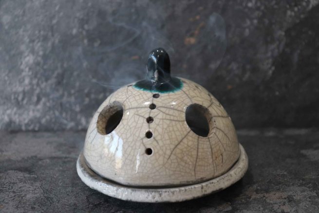 Portacandela ceramica raku campana bianca con manico verde bottiglia, originale brucia incenso artistico