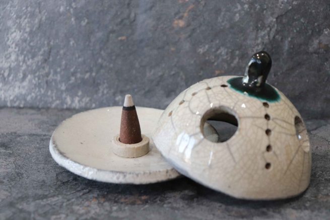 Brucia incenso raku ceramica campana bianca con manico verde bottiglia, originale porta candela artistico