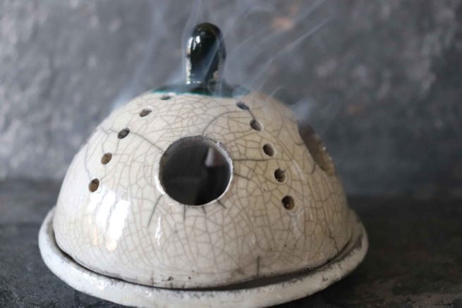 Portacandela raku campana bianca con manico verde bottiglia, originale brucia incenso artistico