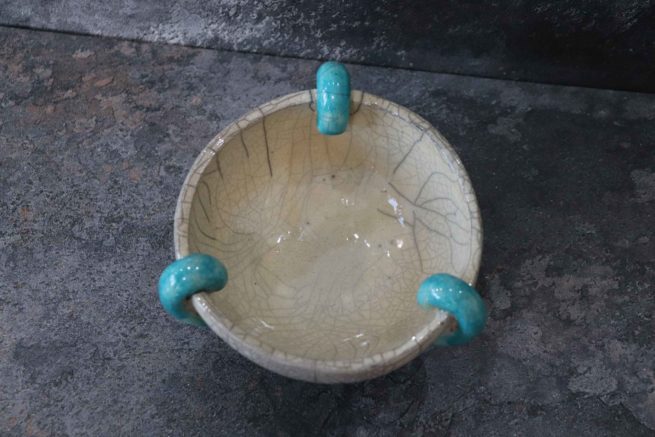 Portaoggetti di ceramica raku bianco e turchese realizzato interamente con lavorazione artigianale