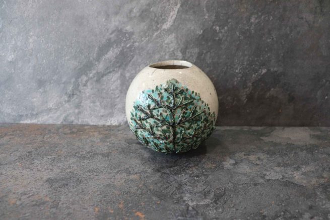 Vaso bianco ceramica raku decorato con il motivo dell’albero della vita