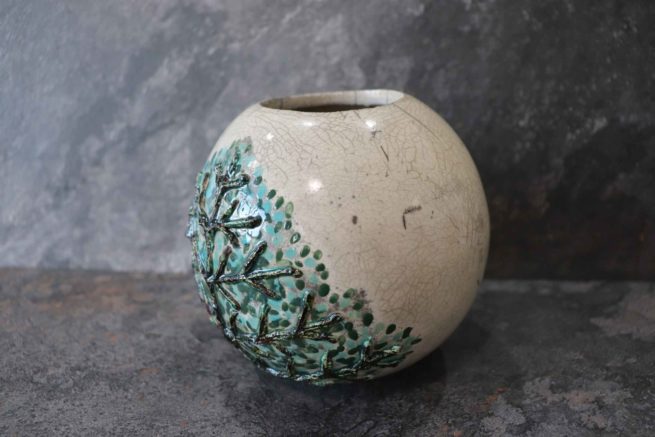 Vaso di ceramica raku bianco decorato con il motivo dell’albero della vita