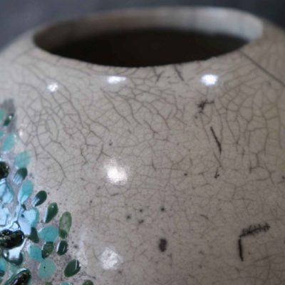 Vaso in ceramica raku bianco decorato con il motivo dell’albero della vita