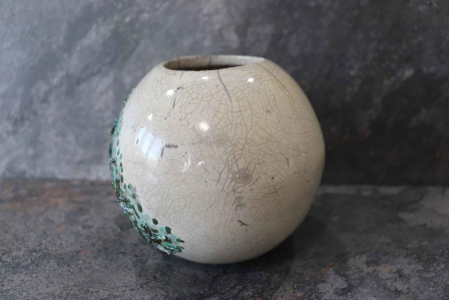 Vaso bianco in ceramica raku decorato con il motivo dell’albero della vita