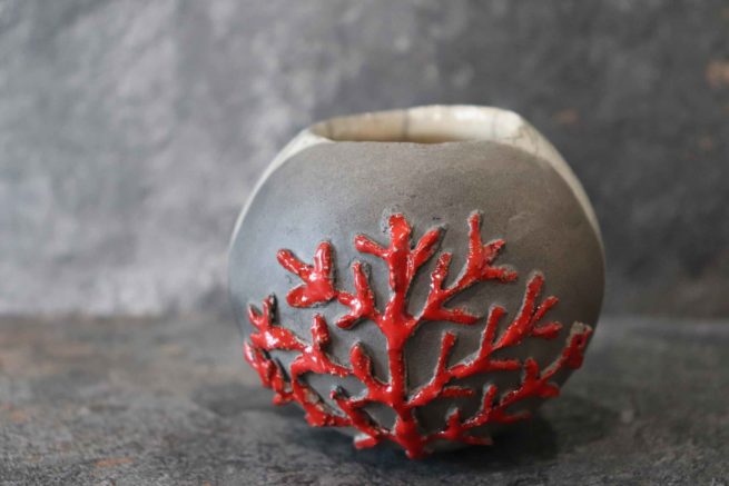 Vaso raku artistico simbolo corallo rosso fatto a mano con la tecnica raku giapponese