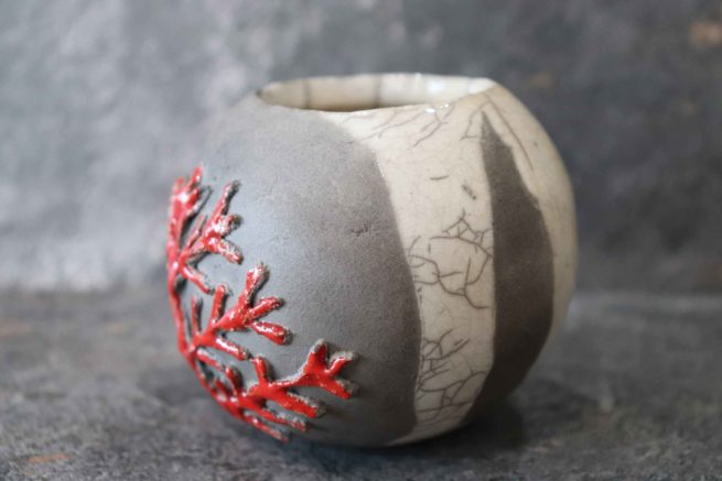 Vaso artistico ceramica raku corallo rosso realizzato interamente con lavorazione artigianale seguendo la tecnica raku