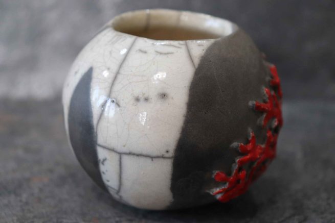 Vaso artistico raku simbolo corallo rosso fatto a mano con la tecnica raku