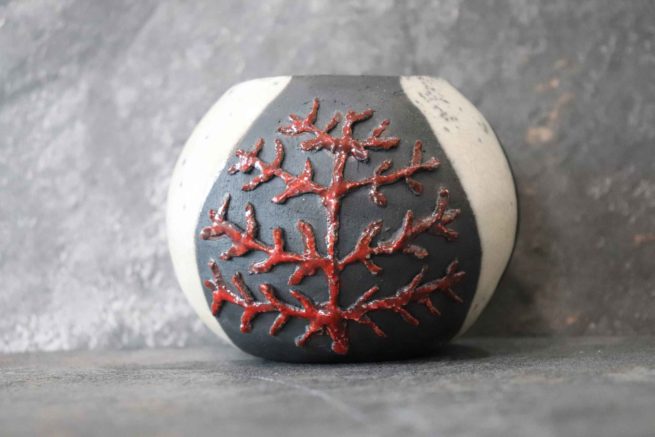 Vaso ornamentale in ceramica raku decorato con il motivo del corallo rosso, fatto a mano con la tecnica raku giapponese