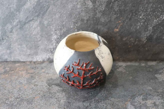 Vaso raku ornamentale decorato con il motivo del corallo rosso, fatto a mano con la tecnica raku giapponese