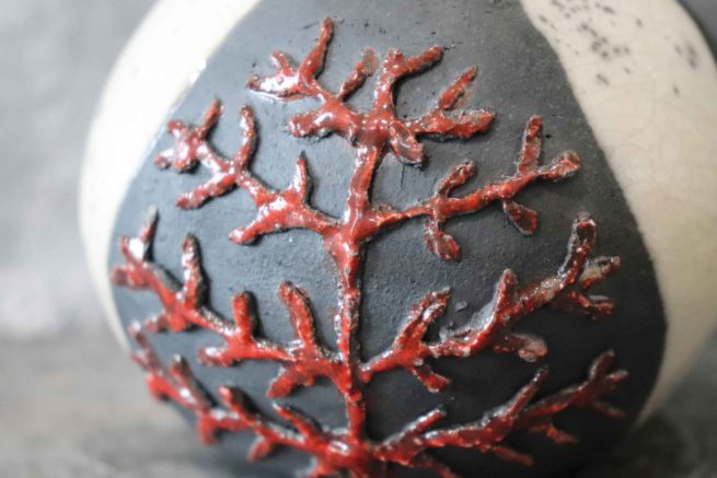 Vaso ornamentale di raku ceramica decorato con il motivo del corallo rosso, fatto a mano con la tecnica raku giapponese