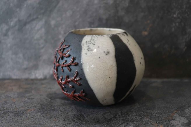 Vaso ornamentale in ceramica raku giapponese decorato con il motivo del corallo rosso, fatto a mano con la tecnica raku