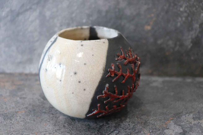 Vaso ornamentale corallo rosso fatto a mano con la tecnica raku