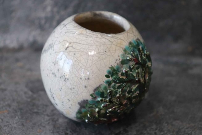 Vaso di ceramica raku sferico bianco antichizzato con albero verde, realizzato interamente a mano, arredamento raku