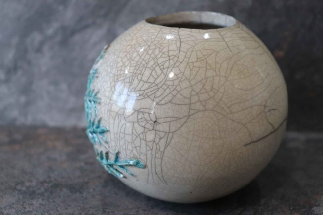 Vaso raku albero genealogico, bianco sferico è realizzato completamente a mano. Oggetto di design esclusivo