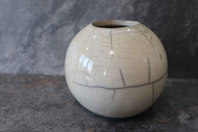 Vaso in ceramica raku albero della vita, bianco sferico è realizzato completamente a mano