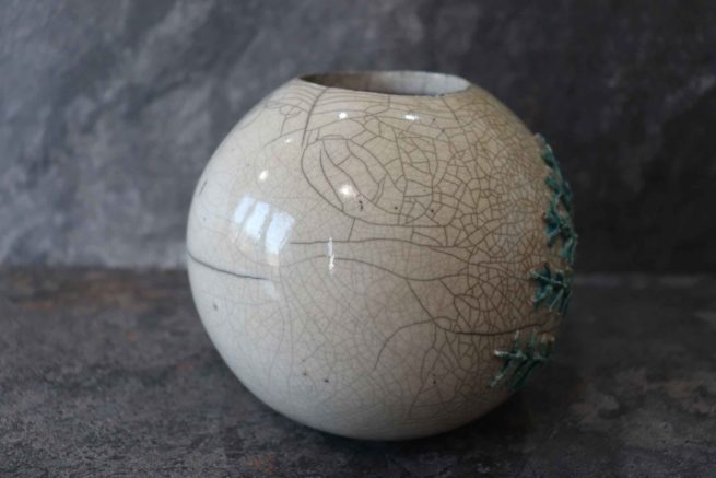 Vaso di ceramica raku albero della vita, bianco sferico è realizzato completamente a mano