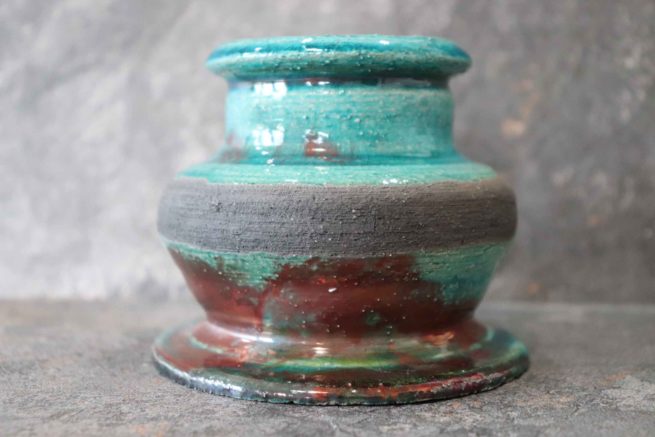 Vaso raku blu turchese ramato, design antico stilizzato con varie sfumature di colore