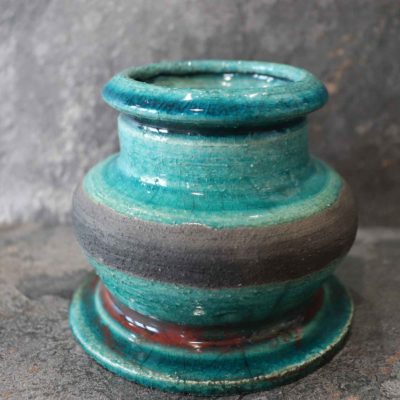 Vaso raku turchese ramato, design antico stilizzato con varie sfumature di colore