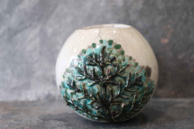 Vaso tondo esclusivo di raku ceramica, decorato con il simbolo dell'albero