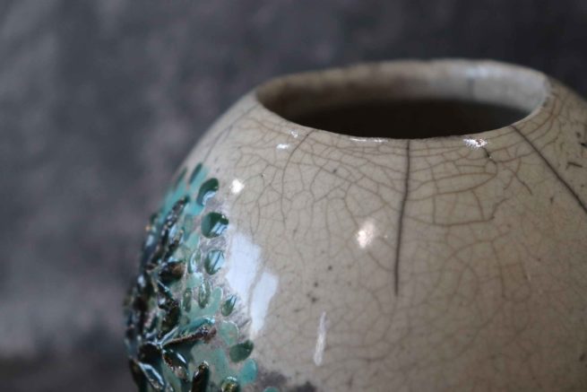 Vaso tondo originale in raku ceramica, decorato con il simbolo dell'albero