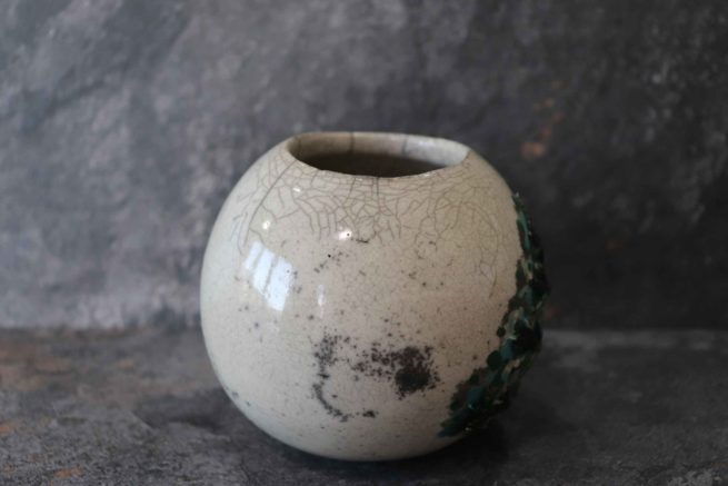 Vaso tondo in raku ceramica decorato con il simbolo dell'albero