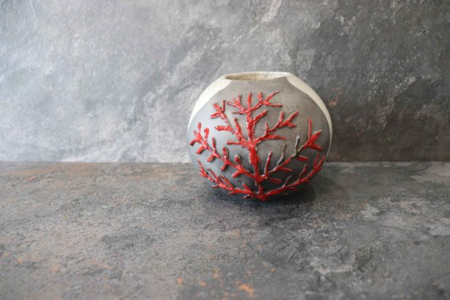 Vaso ornamentale raku corallo rosso fatto a mano con la tecnica raku