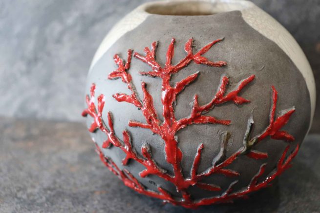 Vaso di ceramica raku corallo rosso fatto a mano con la tecnica raku