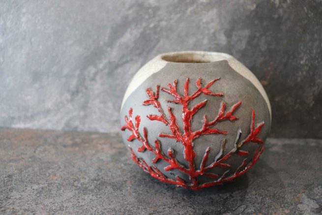 Vaso in ceramica corallo rosso fatto a mano con la tecnica raku