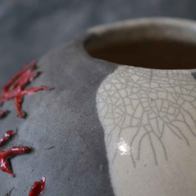 Vaso raku corallo rosso fatto a mano con la tecnica raku