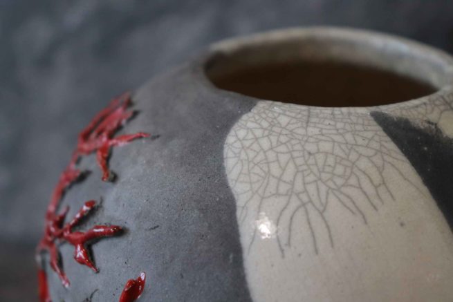 Vaso raku corallo rosso fatto a mano con la tecnica raku