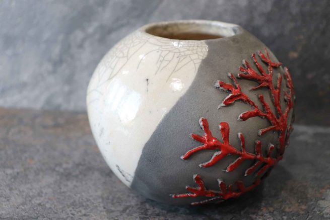 Vaso raku art corallo rosso fatto a mano con la tecnica raku