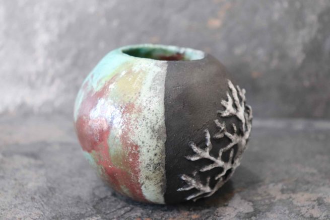 Vaso handmade ceramica raku tondo, turchese, motivo corallo bianco