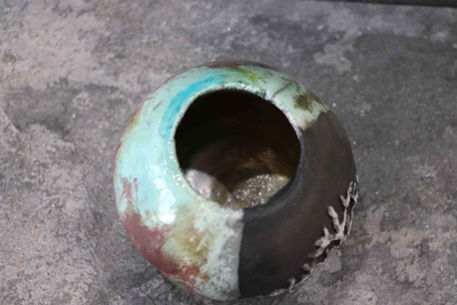 Vaso ceramica raku fatto a mano, tondo, turchese motivo corallo bianco