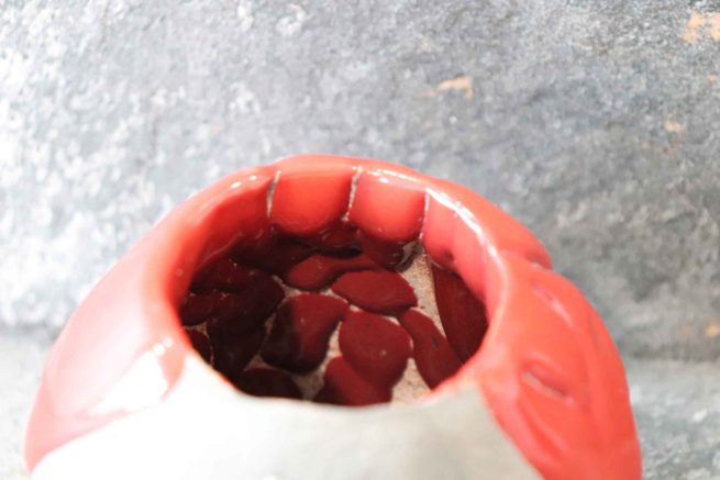 Vaso fatto a mano in ceramica raku colore rosso decorato con il motivo del corallo bianco