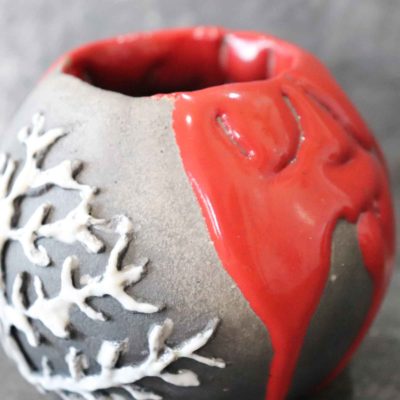 Vaso ceramica raku rosso decorato con il motivo del corallo bianco