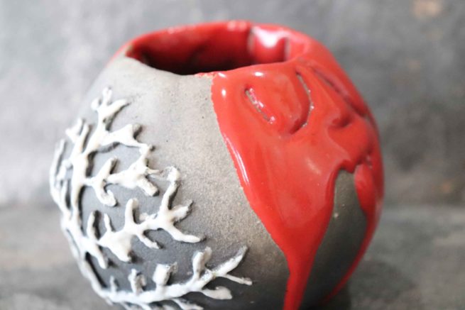 Vaso ceramica raku rosso decorato con il motivo del corallo bianco