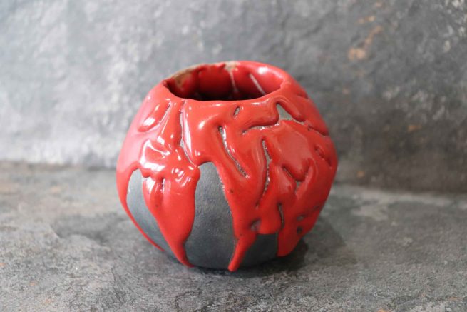 Vaso handmade in ceramica raku rosso, decorato con il corallo bianco