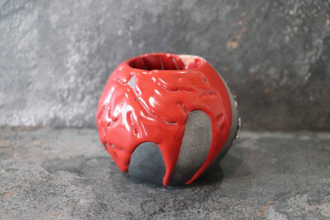 Vaso rosso in ceramica raku decorato con il motivo del corallo bianco