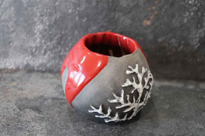 Vaso rosso in ceramica raku realizzato a mano