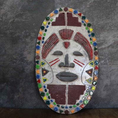 Scudo africano ceramica raku creato con metodi tipici dell’artigianato artistico, totem decorativo da parete raku autentico fatto a mano