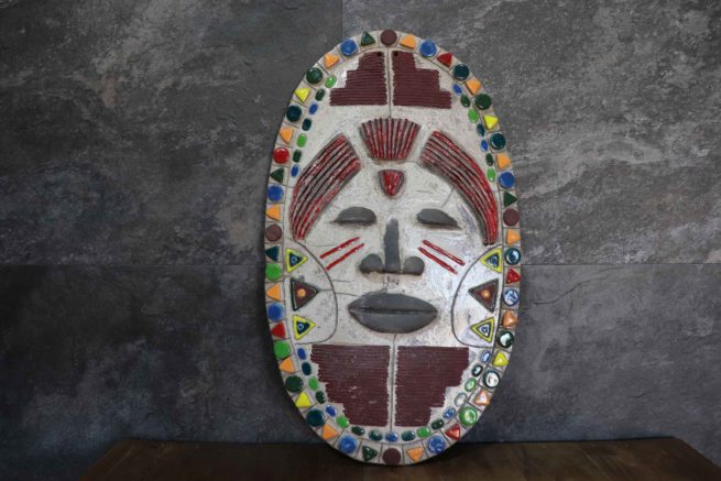 Scudo africano ceramica raku creato con metodi tipici dell’artigianato artistico, totem decorativo da parete raku autentico fatto a mano