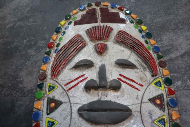 Scudo africano ceramica raku decorativo da parete autentico fatto a mano