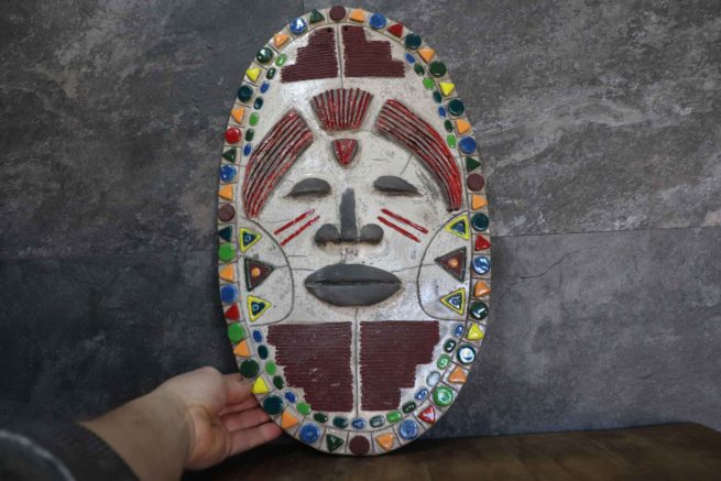 Scudo africano in ceramica raku creato con metodi tipici dell’artigianato artistico, totem decorativo da parete raku autentico fatto a mano