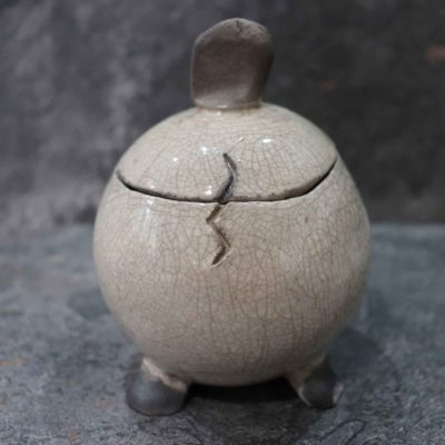 Cofanetto bianco nero raku con coperchio, fatto a mano e una creazione d’arte rappresentata in un’originale oggetto d’arredo.