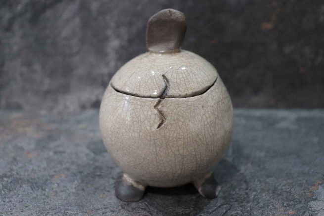 Cofanetto bianco nero raku con coperchio, fatto a mano e una creazione d’arte rappresentata in un’originale oggetto d’arredo.