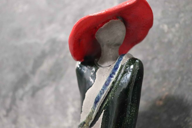 Scultura donna con capello in ceramica raku decoro moderno.