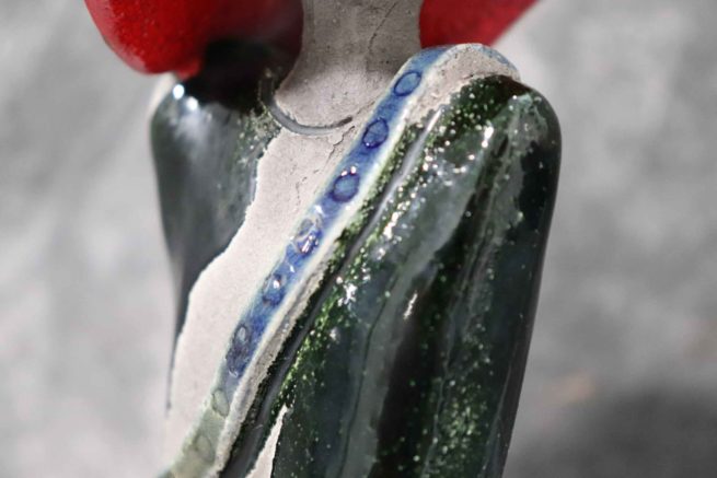 Scultura donna con capello in ceramica raku realizzata a mano.