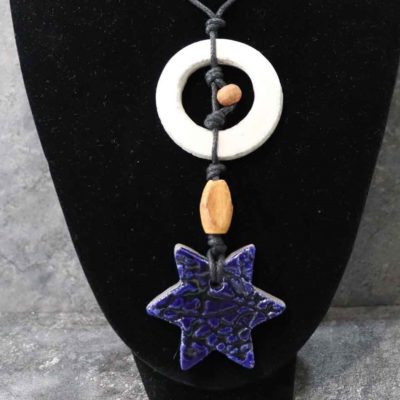 Collana in ceramica raku "Asteria". La sua realizzazione artigianale interamente a mano con la tecnica raku rende questo gioiello unico e di grande valore artistico.